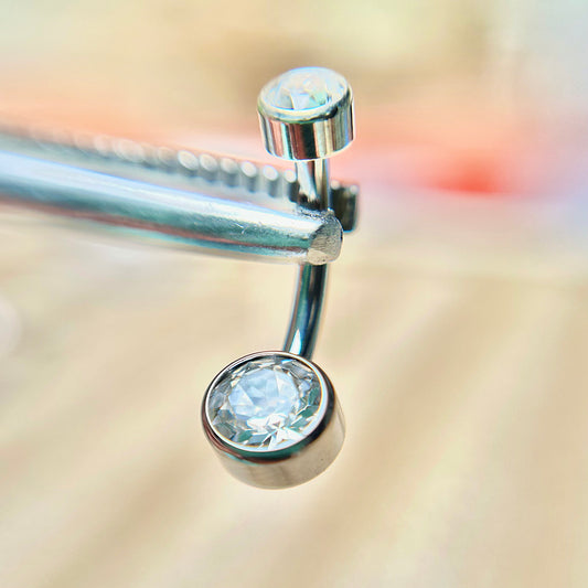 Piercing con zircón blanco para ombligo.