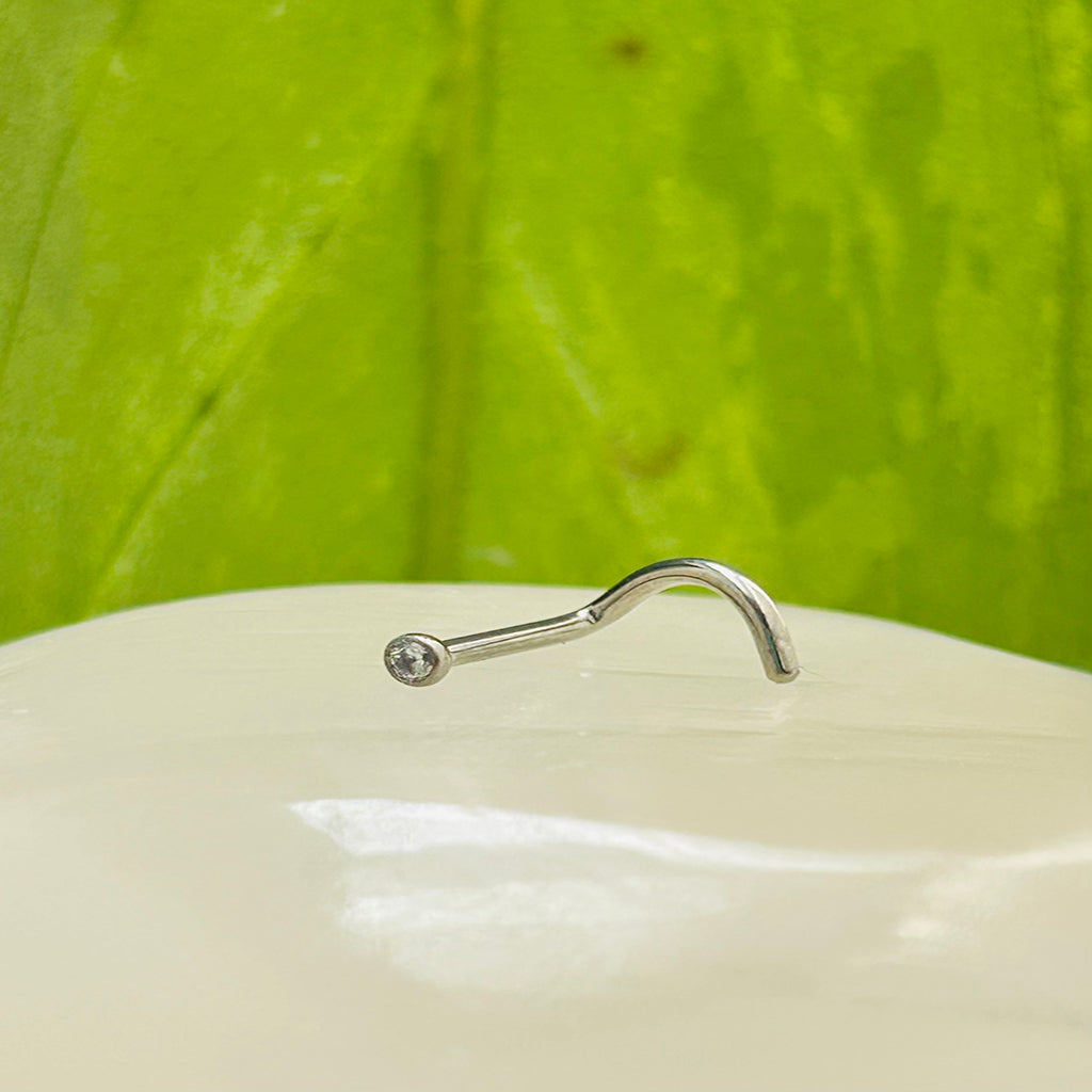 Piercing para nostril con zircón blanco.